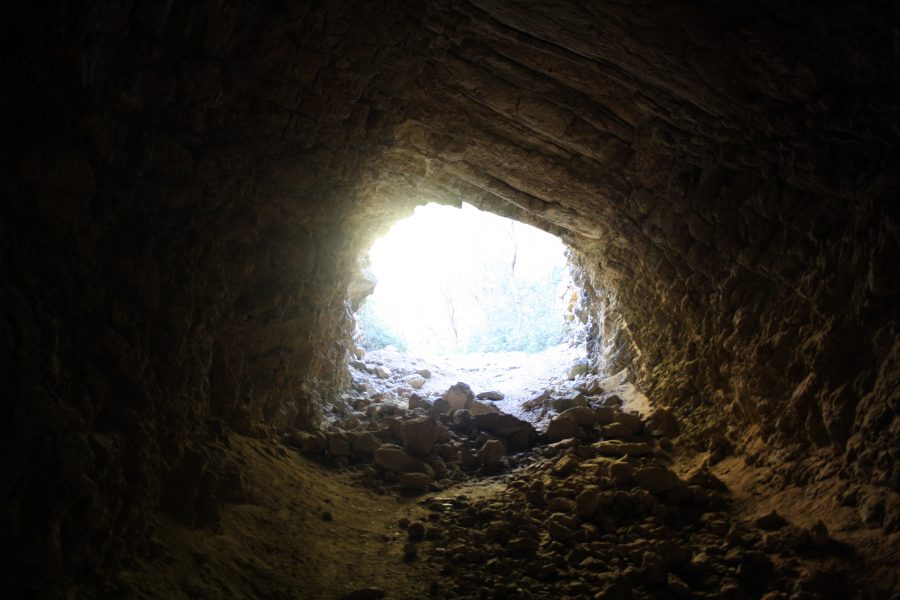 Secret spots van ibiza, tunnel naar Cala Blanca, tunnel Ibiza, geheime tunnel Ibiza